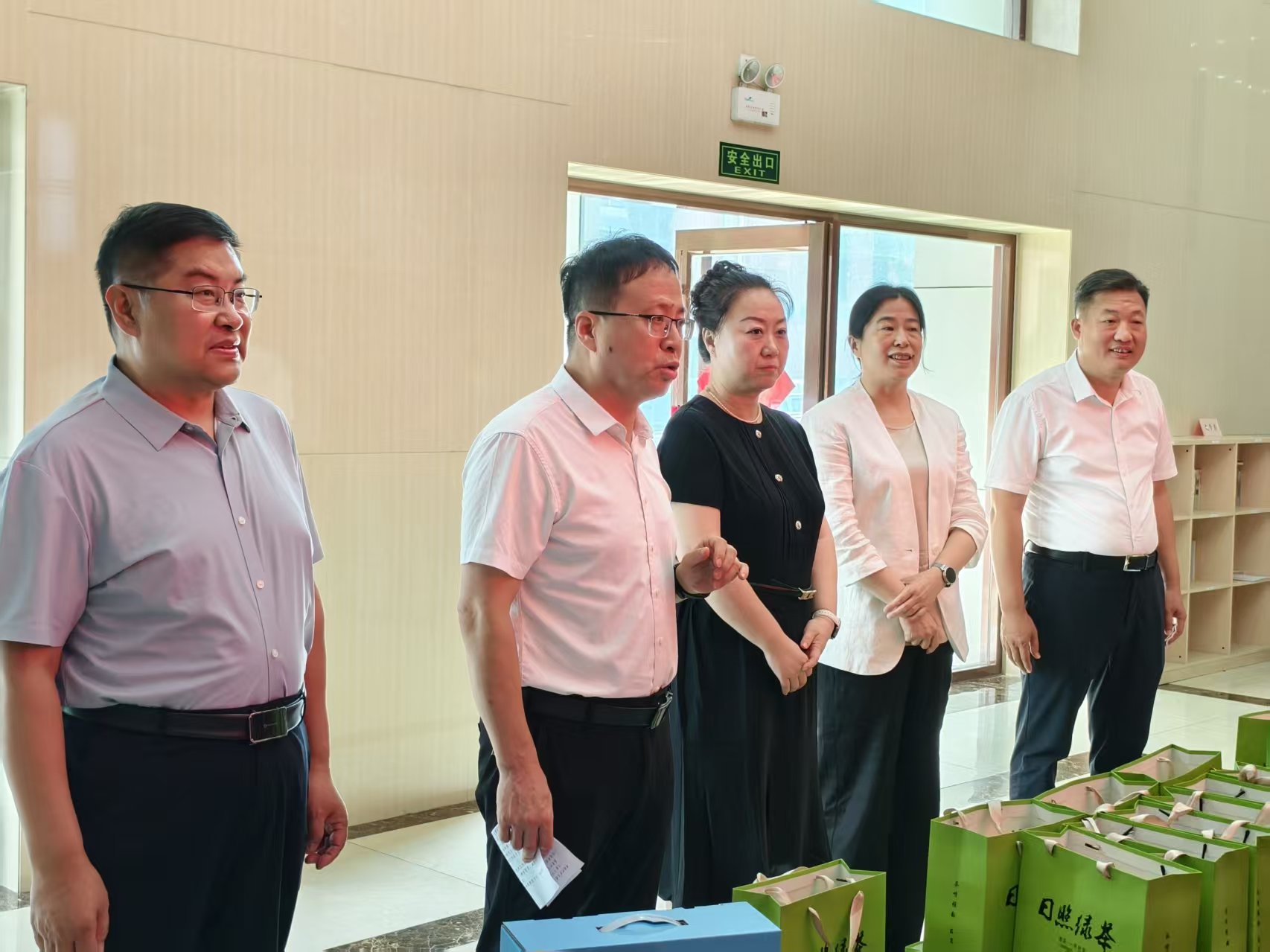 炎炎夏日送清凉 工会关怀暖人心 ——市总工会、天桥区总工会走进山东鼎安检测技术有限公司 开展“夏送清凉”慰问活动